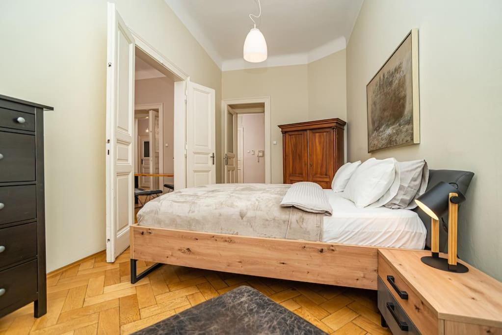 Large And Modern Apartment In The Heart Of Prague Exterior photo