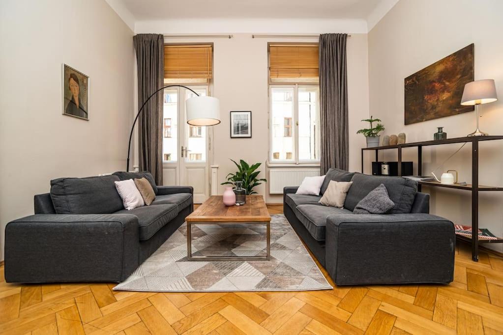 Large And Modern Apartment In The Heart Of Prague Exterior photo